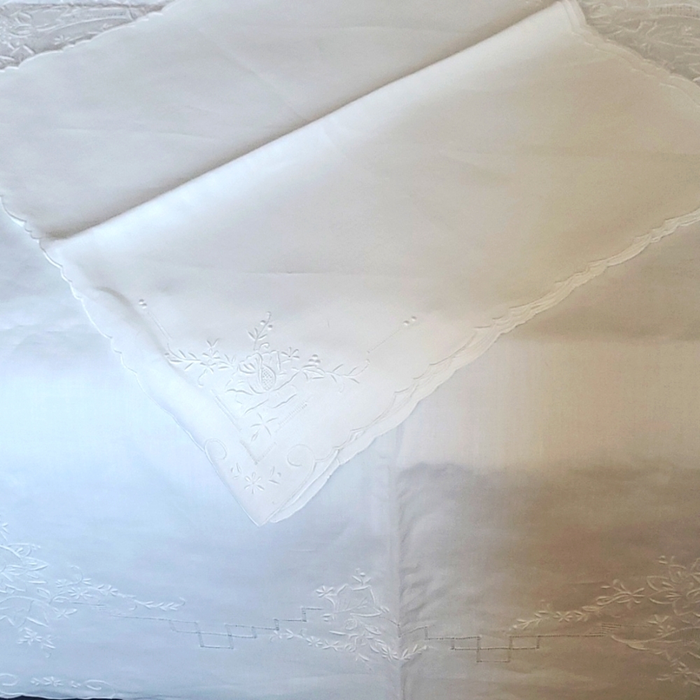 Vintage table cloth 84"×70" +8 napkins